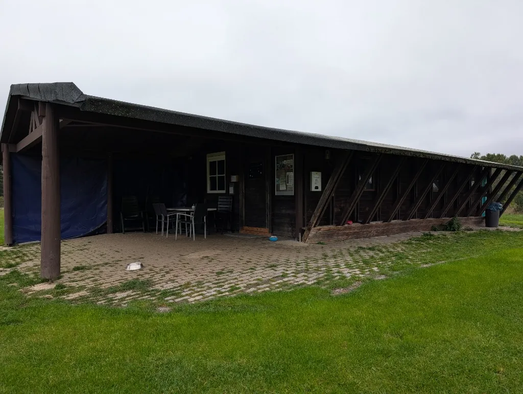 Vereinsheim Die Hundehütte mit überdachter Terrasse auf dem Hundeplatz Hundeverein Hof