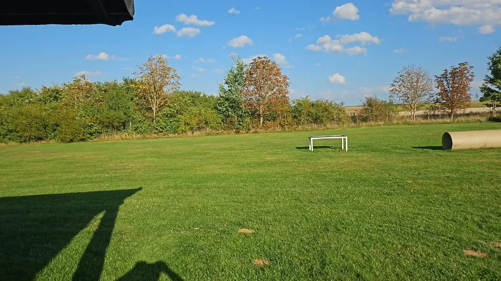 Gepflegter Trainingsplatz und Übungswiese beim Hundeverein Dogfriends Hof